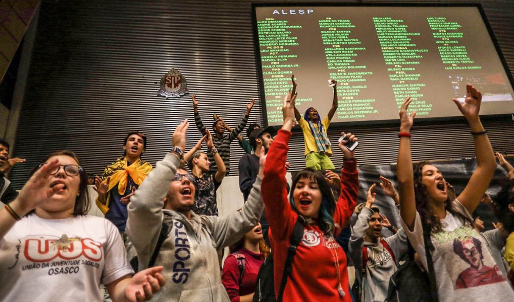 Se o que se esboça nas ruas, estradas, universidades e prédios públicos, se transformar de fato em sublevação civil pela legalidade democrática, desta vez o usufruto da usurpação de poder não terá gosto tão doce quanto o de um pirulito infantil dos golpes anteriores