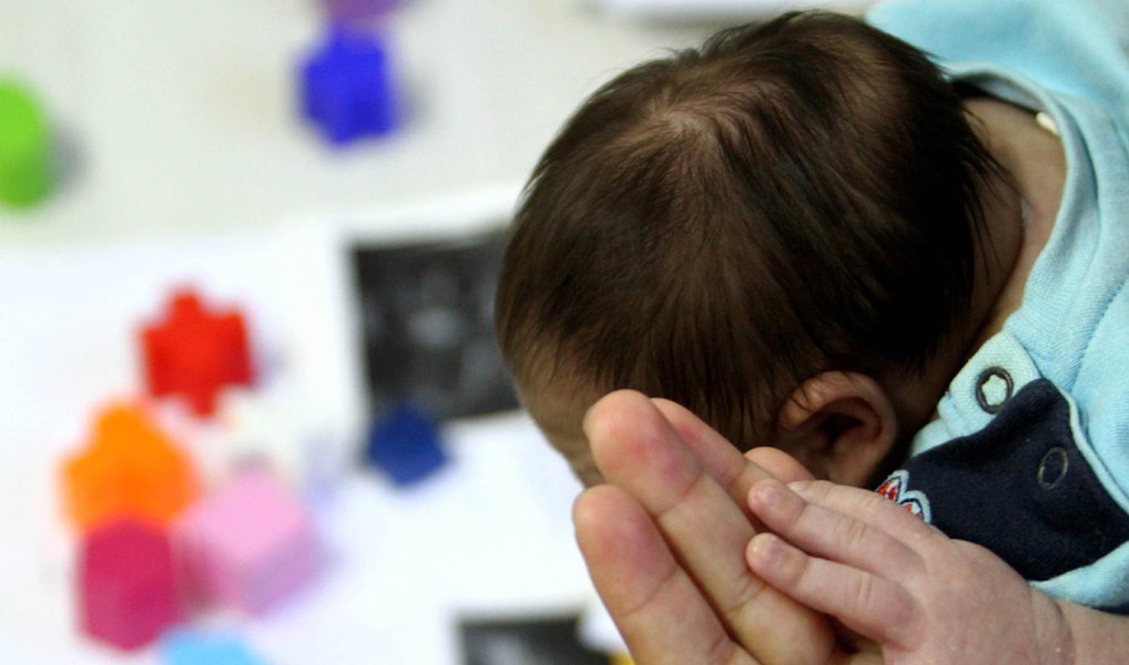 A Superintendência de Vigilância Epidemiológica divulgou um balanço informando que subiu para 66 os casos de microcefalia em bebês no estado do Rio; segundo os dados, são 55 casos de crianças que já nasceram e 11 com identificação intrauterina