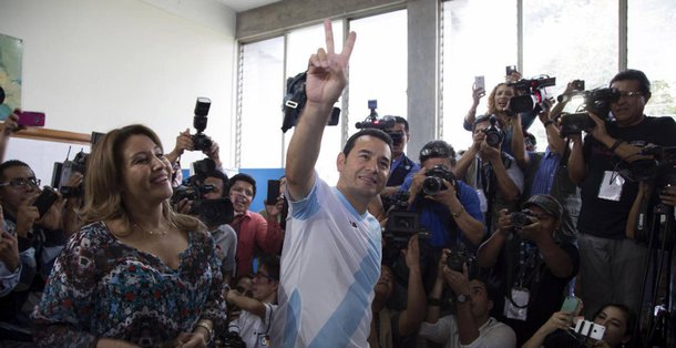 O comediante evangélico Jimmy Morales venceu o segundo turno das eleições presidenciais na Guatemala; Morales, de 46 anos, da Frente de Convergência Nacional, foi eleito presidente com 67,43% dos votos, contra 32,57% obtidos pela ex-primeira-dama Sandra Torres, da Unidade Nacional da Esperança (UNE)