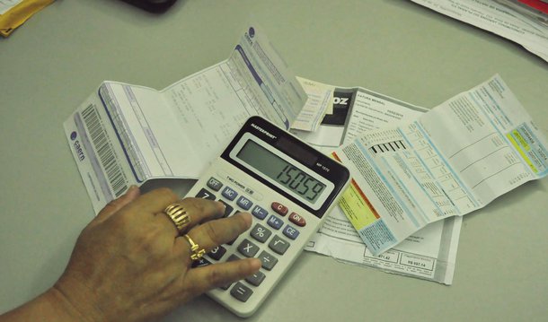 Apesar de registrar os maiores níveis de comprometimento de renda com dívidas, o Distrito Federal (DF) foi uma das unidades da Federação com as menores taxas de inadimplência em 2014; o resultado pelo Banco Central (BC), consta do Relatório de Economia Bancária e Crédito referente a 2014; de acordo com o documento, o comprometimento de renda das famílias no DF chegou a 27,1% em 2012, caiu para 26,6%, em 2013, e para 26,3%, em 2014; segundo os dados, a inadimplência do DF (3% para pessoas físicas) é “relativamente baixa” quando comparada com estados como o Amapá, onde o comprometimento da renda ficou em 25,8%, em 2014, e a inadimplência em 4,6%