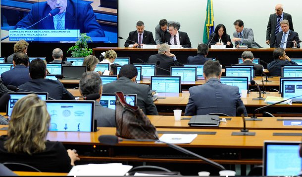 A mudança aprovada na Comissão Mista de Orçamento (CMO) em votação foi um adendo ao Projeto de Lei de Diretrizes Orçamentárias (LDO) de 2016, que ainda precisa ser apreciado pelo Congresso Nacional e também preserva o Bolsa Família de cortes; a alteração foi feita após o relator do texto, deputado Ricardo Teobaldo (PMB-PE), ter dito na véspera que reduziria a meta a pedido do governo