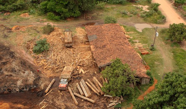 O número corresponde a quase 130 mil Maracanãs ou a pouco mais que o território do Estado de Sergipe (21,9 mil km²); de 1988 a 2014, desde que o Inpe monitora o desmatamento na região, foram 407.675 km² de floresta devastados em toda a Amazônia Legal; segundo o instituto, em 2004 as taxas começam a cair, com a segunda menor taxa da série histórica (5.012 km²) em 2014