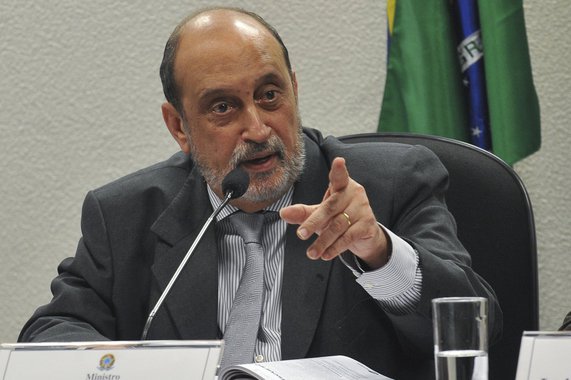 Ex-ministro do STJ e advogado de Delcídio do Amaral (PT-MS) no Conselho de Ética do Senado, Gilson Dipp, renunciou nesta sexta-feira 4 à defesa do senador; Dipp disse que as notícias sobre a delação premiada de Delcídio o levaram a tomar essa atitude; "Como minha defesa se baseava nos fatos existentes, o surgimento de fatos que não eram de conhecimento da defesa impedem a permanência do advogado no comando da causa", explicou o advogado; Delcídio nega que tenha firmado acordo de delação