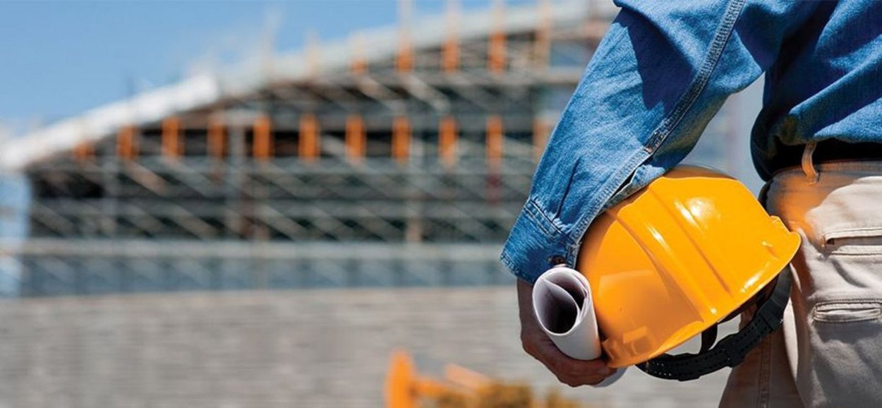 Segundo dados do SindusCon-SP, no mês de novembro de 2015 segmento fechou 61 mil vagas e caiu do patamar dos três milhões de postos de trabalho; setor encerrou período com 2,9 milhões de trabalhadores formais, retornando ao nível registrado em agosto de 2010; em 12 meses foram cortadas 514 mil vagas; por segmento de atividade, preparação de terreno teve a maior retração (3,63%), seguido de infraestrutura (3,01%) e segmento imobiliário (2,04%)