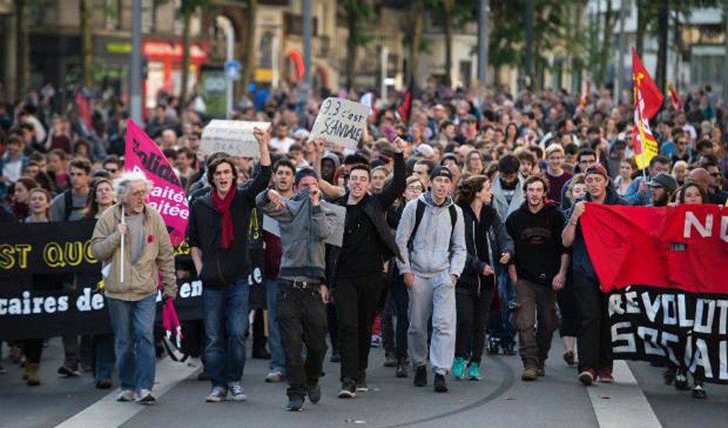 Governo socialista da França enfrentou protestos nacionais e uma moção de desconfiança no parlamento após anunciar a decisão de ignorar a oposição generalizada e impor uma reforma das leis trabalhistas que simplifica as contratações e demissões mais simples