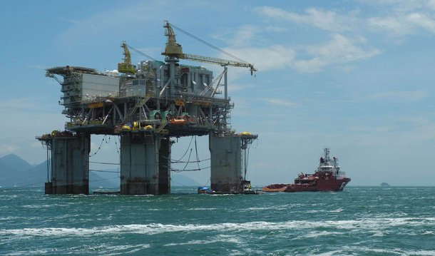 A plataforma P-31 da Petrobras, que opera na Bacia de Campos, está com a produção paralisada há três dias por conta de um vazamento de água oleosa na unidade; de acordo com a Petrobras, o vazamento ocorreu na casa de bombas da plataforma e já está controlado; a produção da unidade marítima foi interrompida conforme previsto em situações deste tipo; segundo a estatal, todos os procedimentos de segurança foram adotados e não houve danos aos funcionários, às instalações ou ao meio ambiente; as autoridades competentes já foram informadas