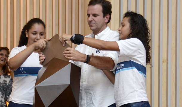 O prefeito do Rio, Eduardo Paes, apresentou o Plano Estratégico 2017-2020, com 59 iniciativas e 68 metas de desenvolvimento para a cidade nos próximos quatro anos; o documento integra o Projeto Rio Visão 500 que traz 70 aspirações para o município até 2065, quando a capital completará 500 anos; a estimativa indica que será necessário R$ 33 bilhões para tirar as ideias do papel no próximo quadriênio; alguns dos objetivos são fazer com que criança terá acesso a um atendimento Educação Infantil em 2035, alcançar o índice de 80% da população com cobertura de tratamento de esgoto, diminuir em 50% a produção de lixo até 2050, e implantar 58km de novos corredores de BRT e 23 km de corredores VLT até 2020