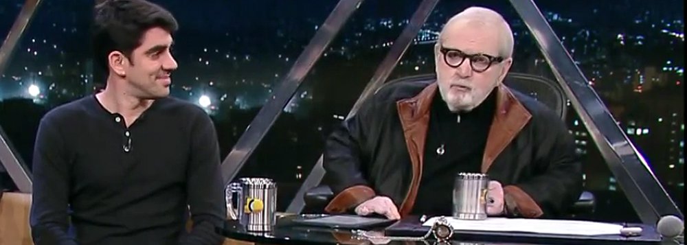 Talk show exibido nas madrugadas de segunda a sexta deve ser substituído por uma atração de Marcelo Adnet, que hoje tem se destacado com o Tá no Ar; colunistas de TV afirmam que Jô, no entanto, pode ter o contrato renovado com a Globo, mesmo sem o programa, ou ainda que pode voltar para o SBT; nos últimos anos, Jô Soares contrariou a emissora ao fazer defesas enfáticas da presidente Dilma Rousseff e contra o impeachment