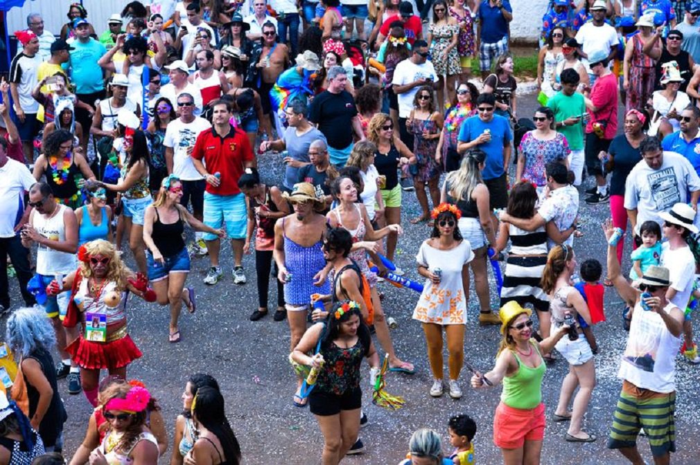 Após ter poupanças confiscadas no Plano Collor, um grupo de amigos pernambucanos não conseguiu viajar para Recife em 1992, onde iriam curtir o bloco do Galo da Madrugada; assim, decidiram trazer o frevo para a capital federal e fundaram o bloco Galinho de Brasília; Em meio a uma nova crise econômica, neste ano o 25º carnaval do Galinho quase não se realizou; para garantir o desfile, a organização precisou fazer uma vaquinha coletiva para ajudar com os custos da festa; bloco saiu às ruas no sábado e volto à folia na segunda-feira