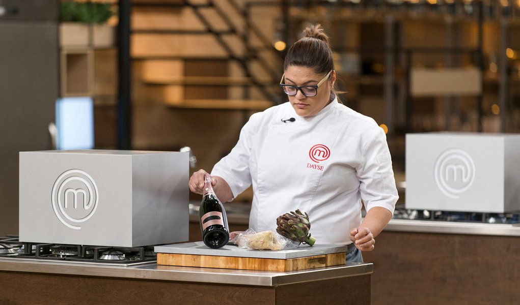 Única mulher na semifinal do MasterChef Profissionais, Dayse Paparoto ouviu muito desaforo até chegar aonde está; concorrentes chegaram a mandar que ela varresse o chão; assista