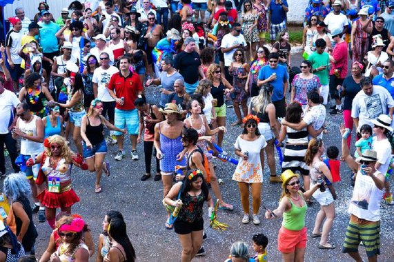 Após ter poupanças confiscadas no Plano Collor, um grupo de amigos pernambucanos não conseguiu viajar para Recife em 1992, onde iriam curtir o bloco do Galo da Madrugada; assim, decidiram trazer o frevo para a capital federal e fundaram o bloco Galinho de Brasília; Em meio a uma nova crise econômica, neste ano o 25º carnaval do Galinho quase não se realizou; para garantir o desfile, a organização precisou fazer uma vaquinha coletiva para ajudar com os custos da festa; bloco saiu às ruas no sábado e volto à folia na segunda-feira