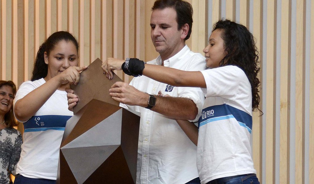 O prefeito do Rio, Eduardo Paes, apresentou o Plano Estratégico 2017-2020, com 59 iniciativas e 68 metas de desenvolvimento para a cidade nos próximos quatro anos; o documento integra o Projeto Rio Visão 500 que traz 70 aspirações para o município até 2065, quando a capital completará 500 anos; a estimativa indica que será necessário R$ 33 bilhões para tirar as ideias do papel no próximo quadriênio; alguns dos objetivos são fazer com que criança terá acesso a um atendimento Educação Infantil em 2035, alcançar o índice de 80% da população com cobertura de tratamento de esgoto, diminuir em 50% a produção de lixo até 2050, e implantar 58km de novos corredores de BRT e 23 km de corredores VLT até 2020