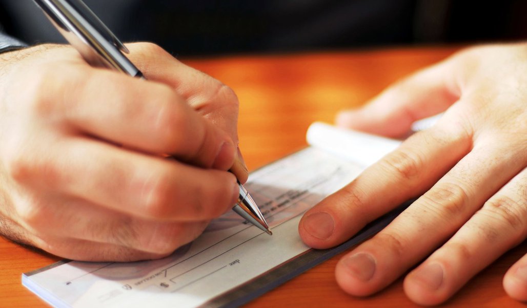 Apesar da crescente redução no uso do cheque pelos brasileiros, ele não será extinto; essa é a avaliação de especialistas ouvidos pela Agência Brasil; para eles, o dinheiro de papel continuará tendo uma utilização residual, principalmente em operações nas quais é necessário manter um registro formal do pagamento; a origem desse meio de negociação, muito popular no Brasil até o fim dos anos 90, é incerta; segundo o Banco Central, há relatos de que os romanos teriam inventado o cheque, por volta de 352 antes de Cristo; outras informações dão conta de que o cheque teria nascido na Holanda, por volta de 1.500