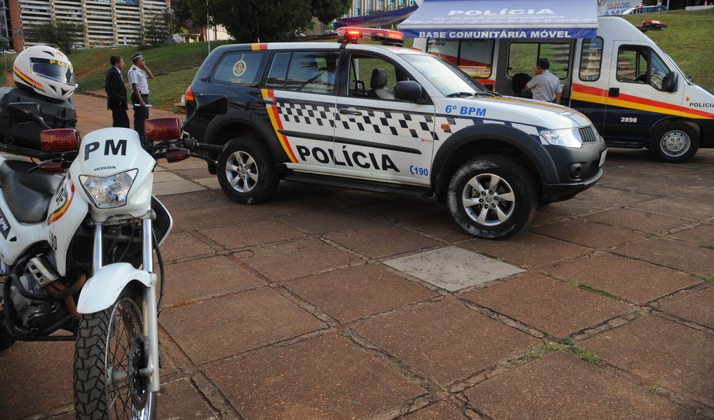 O homem detido nesta segunda (11), em Brasília, com uma grande quantidade de dinheiro na mochila não é integrante do Movimento dos Trabalhadores Rurais Sem Terra (MST), como tem sido divulgado na imprensa e em redes sociais; José Carlos dos Santos foi detido na noite de ontem pela Polícia Militar (PM), nas imediações do Teatro Nacional, sob alegação de não saber explicar a origem do dinheiro que carregava; ele foi levado à 5ª Delegacia de Polícia (DP)