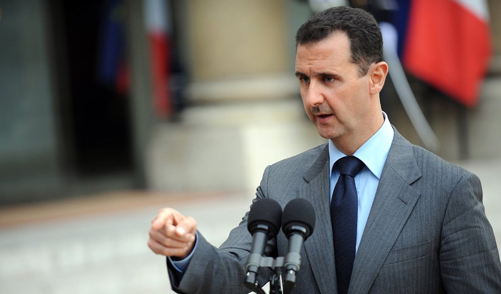 Autoridades britânicas mentiram sobre a guerra civil na Síria e a política de Londres "tem agravado a situação", disse ao jornal britânico Independent Peter Ford, embaixador da Grã-Bretanha na Síria entre 1999 e 2003; Ford sublinhou que o Reino Unido interpretou incorretamente a situação no país desde o início do conflito e que Londres "julgou mal a Síria em todos os momentos"; de acordo com o diplomata, agora Londres afirma falsamente que o governo de Bashar Assad não controla o país quando, pelo contrário, "ele está prestes a fazê-lo"