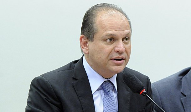 Deputado Ricardo Barros (PP-PR) disse que passou a ser reconhecido na rua e a conceder dezenas de entrevistas por dia depois de propor, na semana passada, um corte de 35% nos recursos destinados ao programa vitrine dos governos do PT; ele foi criticado pelo líder da bancada do PT no Senado, Humberto Costa (PE), que o chamou de "Robin Hood do avesso", que quer "tirar dos pobres e dar aos empresários"