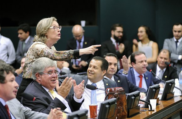 Após um acordo entre líderes de partidos da base e da oposição para a leitura do parecer do deputado Alceu Moreira (PMDB-RS) pela constitucionalidade da PEC da Reforma da Previdência, os partidos contrários à admissibilidade da proposta interromperam a obstrução dos trabalhos; em troca, o governo se comprometeu a criar e instalar a comissão especial da PEC somente no próximo ano, após o recesso parlamentar