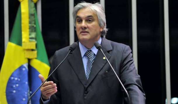 Após deixar a prisão depois de quase três meses detido na Lava Jato, o senador e ex-líder do governo Delcídio do Amaral (PT-MS) volta ao Senado nesta semana em clima de suspense; enquanto estava detido, dizia a aliados que não admitirá ter seu mandato cassado: "se me cassarem, levo metade do Senado comigo"; já seus advogados garantem que ele não prevê acordo de delação premiada com o Ministério Público: "Tal instituto é incompatível com a atividade parlamentar e com a defesa no Conselho de Ética. Esta hipótese é absurda", reforçou o advogado Luís Henrique Machado, que atua em sua defesa; "Vou reescrever minha história sem revanchismo. Quero virar essa página", teria dito o senador 