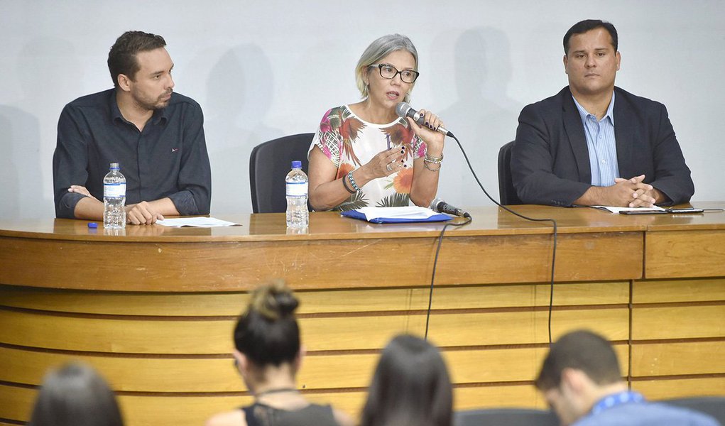 A saúde do Distrito Federal está em alerta para se prevenir contra o H1N1; de janeiro a 31 de março, foram confirmados 15 casos de gripe provocada pelo vírus; sete pacientes apresentaram a doença na forma menos grave e os outros oito — em quem se identificou síndrome respiratória aguda grave — precisaram ser internados; "O alerta é primeiro para os profissionais de saúde, para que, identificados os sintomas da influenza [conhecida como gripe], se tenha o tratamento adequado", explicou a diretora de Vigilância Epidemiológica e Imunização, da Subsecretaria de Vigilância à Saúde, Cristina Segatto