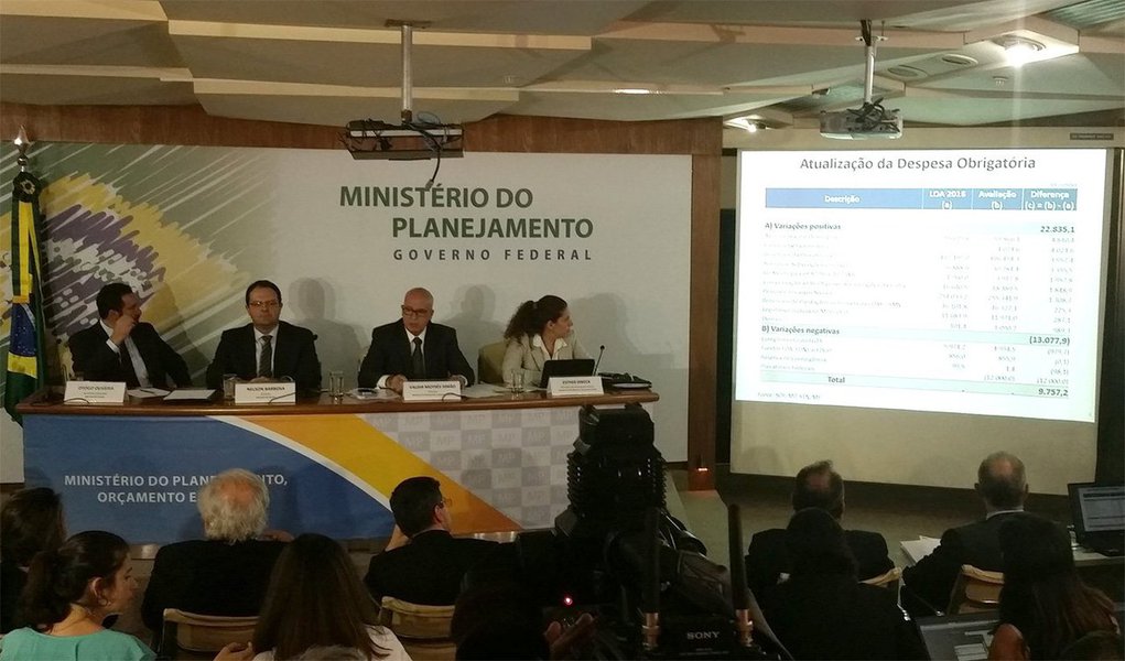 Ministros da Fazenda, Nelson Barbosa, e do Planejamento, Valdir Simão, anunciaram nesta sexta-feira, 19, que o Orçamento de 2016 será contingenciado em R$ 23,4 bilhões; só o PAC sofrerá cortes de R$ 4,2 bilhões em investimentos; estimativa de contração da economia passou de 3,7% para 2,9% em 2016