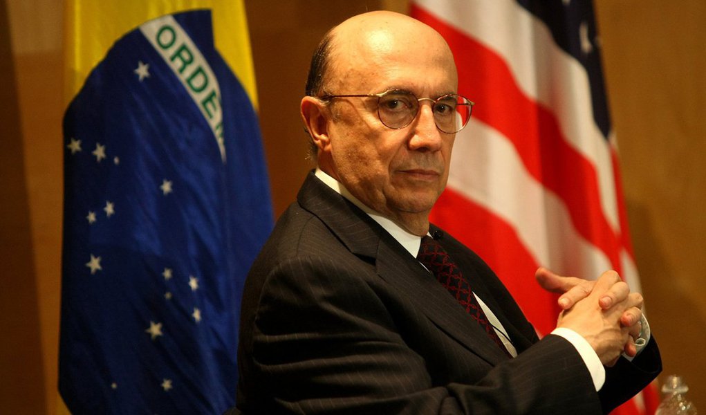 Em artigo neste domingo (24), o ex-presidente do Banco Central e provável futuro ministro da Fazenda no eventual governo Temer, Henrique Meirelles, diz que "investidores, empresários e analistas internacionais mostraram enorme interesse pelo que está acontecendo no Brasil e, principalmente, pelo que está por vir"; "O mercado internacional cumprirá papel fundamental na retomada da economia brasileira, seja via investimento direto das empresas internacionais, seja via aquisição no mercado doméstico de ações e títulos de empresas brasileiras, seja reabrindo as praças financeiras internacionais às empresas locais", diz