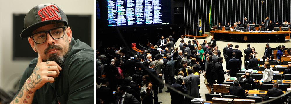 "Me parece tão absurdo que não estejam milhares de brasileiros na porta do Congresso Nacional nesse momento pressionando a Corja que quer anistiar crime de Caixa 2 para blindar TODOS os que de alguma maneira se beneficiaram de dinheiro ilegal", cobra o músico nas redes sociais; "Como posso ver tudo isso é ficar calado? Meu Deus!!! Chega a me dar uma dor no estômago!"