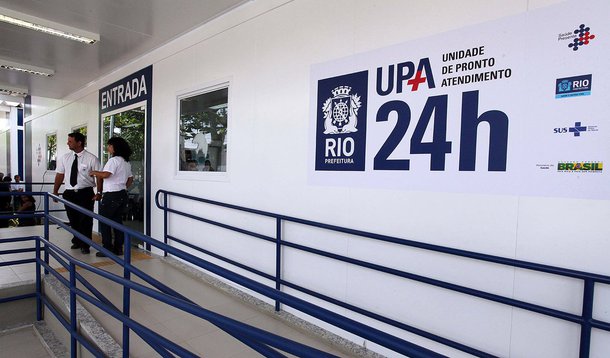 A Secretaria de Estado de Saúde do Rio de Janeiro pretende economizar cerca de 40% nos contratos com as Organizações Sociais (OSs) que administram hospitais e unidades de Pronto Atendimento (UPAs) da rede; também vai mudar o perfil de 13 das 68 UPAs sob responsabilidade da pasta, que passarão a ser exclusivas pediátricas ou para atendimento adulto; o anúncio foi feito pelo secretário Luiz Antônio e Souza Teixeira Jr. que participou de audiência pública conjunta das comissões de Orçamento, de Tributação e de Saúde da Alerj