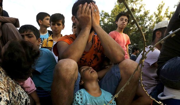 Anistia Internacional (AI) criticou o princípio de acordo entre a União Europeia (UE) e a Turquia para travar o fluxo para a Europa de imigrantes ilegais e refugiados; segundo a organização, acordo é desumano e possui "defeitos morais e legais; AI considerou que  condições do princípio de acordo entre a UE e a Turquia são "perigosamente desumanas" e também "não oferecem solução sustentável a longo prazo" para enfrentar a crise