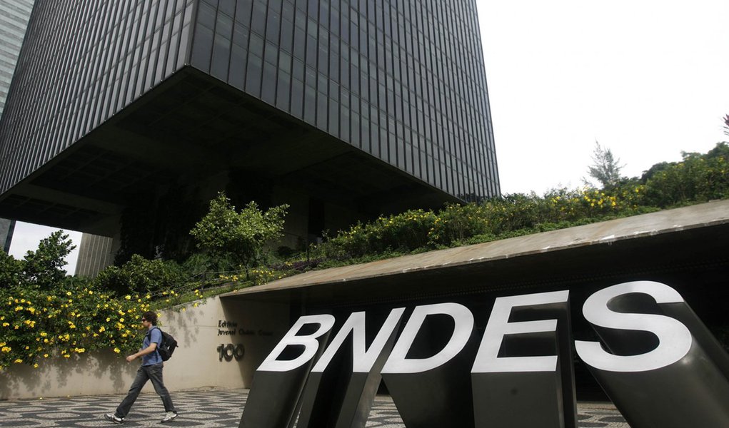 Banco Nacional de Desenvolvimento Econômico e Social (BNDES) reportou lucro líquido de R$ 6,414 bilhões no terceiro trimestre de 2016, mais que o dobro dos R$ 3,124 bilhões no mesmo período de 2015; desempenho trimestral foi impulsionado por créditos tributários no valor de R$ 4,514 bilhões; com isso, o BNDES reverteu o prejuízo de R$ 2,174 bilhões do primeiro semestre, acumulando lucro de R$ 4,24 bilhões entre janeiro e setembro de 2016