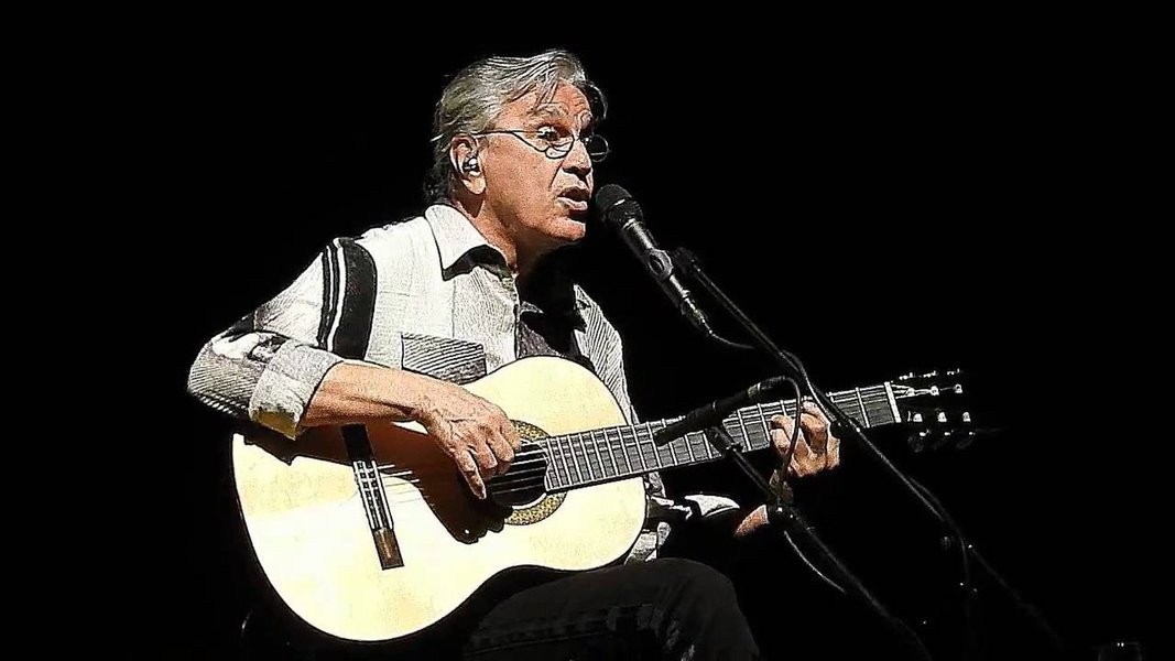 "Gosto de Israel fisicamente. Tel Aviv é um lugar meu, de que tenho saudade, quase como tenho da Bahia. Mas acho que nunca mais voltarei lá", escreveu o cantor e compositor Caetano Veloso, que recentemente se apresentou no país ao lado de Gilberto Gil, numa turnê duramente criticada por artistas e intelectuais que defendem boicote a Israel, em razão da política de apartheid e violência contra o povo palestino