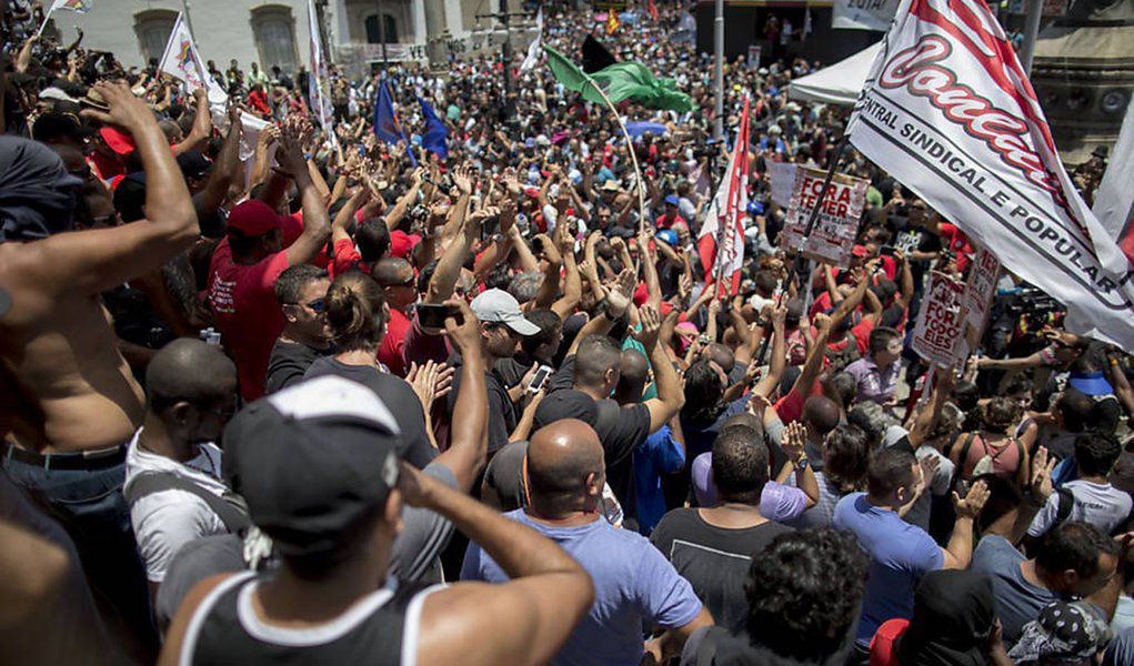 Tribunal de Justiça do Rio de Janeiro (TJ-RJ) determinou a suspensão da tramitação do projeto de lei que prevê o corte do aumento salarial dos servidores a cada três anos e que faz parte do pacote de austeridade do governo estadual; desembargadora diz que a proposta é inconstitucional