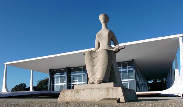 Depois do julgamento do chamado "mensalão", em que eliminou-se a presunção de inocência e a necessidade de prova para condenar-se alguém, instituiu-se a delação premiada, onde a palavra de réus confessos é suficiente para a prisão de suspeitos, transformados em culpados à simples citação dos seus nomes