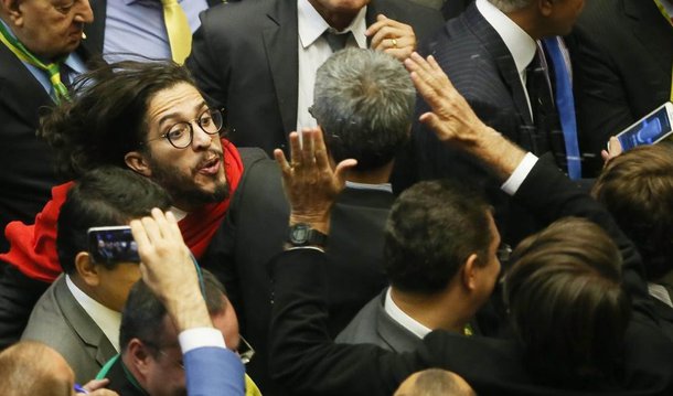 O deputado Jean Wyllys fez muito bem em cuspir em Bolsonaro. Jean Wyllys me representa. Eu também cuspo em Bolsonaro! E cuspo também em Cunha! Eu escarro na cara de todos os Congressistas que votaram ontem contra a democracia e a favor do golpe