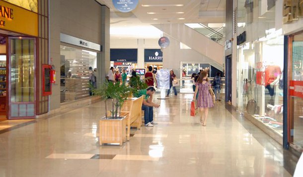 Fluxo de visitantes nos centros de compras do País teve um recuo de 1,15% em novembro, comparado com o mesmo mês de 2015, segundo dados da Associação Brasileira de Shopping Centers (Abrasce); maior recuo foi na região Sul, com 2,07%, seguido por Sudeste, com 1,55%, e Nordeste, com 0,62%; no acumulado do ano, a baixa é de 3,7%; brasileiro sente o baque da recessão, aprofundada pelo golpe parlamentar que pôs Michel Temer no governo