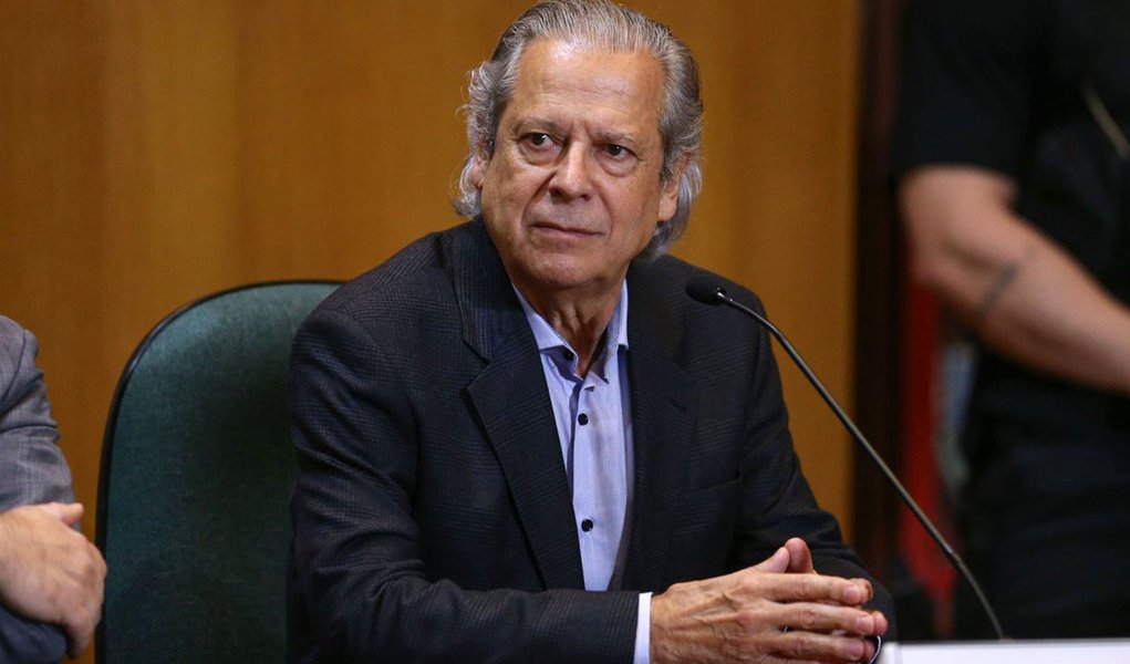 José Dirceu faz hoje 70 anos; a colunista Mônica Bergamo ressalta que ele pode ter, a partir de agora, penas atenuadas previstas em lei para réus que têm idade avançada; o ex-ministro da Casa Civil foi denunciado na Lava Jato pelos crimes de corrupção, lavagem de dinheiro e formação de quadrilha; ele também foi condenado na AP 470, do chamado 'mensalão'