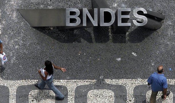 Em nota publicada nas redes sociais, o BNDES afirma que o principal destino das exportações nacionais apoiadas pelo banco foi para os Estados Unidos - e não para Cuba, Angola ou Venezuela, como foi divulgado por alguns setores da imprensa; "O BNDES financia a exportação de bens e serviços brasileiros desde 1998. De lá para cá, apoiou a exportação de produtos nacionais para 45 países. O principal destino dessas exportações são os EUA. Foram US$ 14,3 bilhões financiados em exportações para aquele país, ou 42% de um total de US$ 33,7 bilhões nesses 18 anos", informa