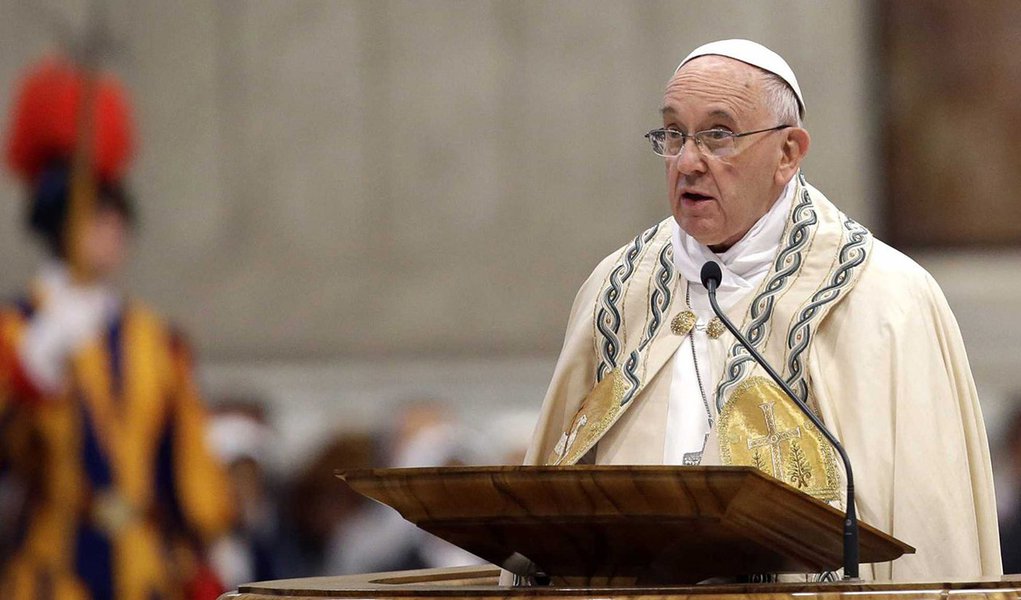 Papa Francisco disse que as portas das igrejas católicas de todo o mundo devem permanecer abertas, apesar das crescentes ameaças à segurança registradas após os atentados terroristas da última sexta-feira (13) em Paris; "Por favor, nada de portas blindadas na Igreja, tudo aberto", pediu; "Há lugares no mundo em que as portas não devem ser fechadas a chave", completou