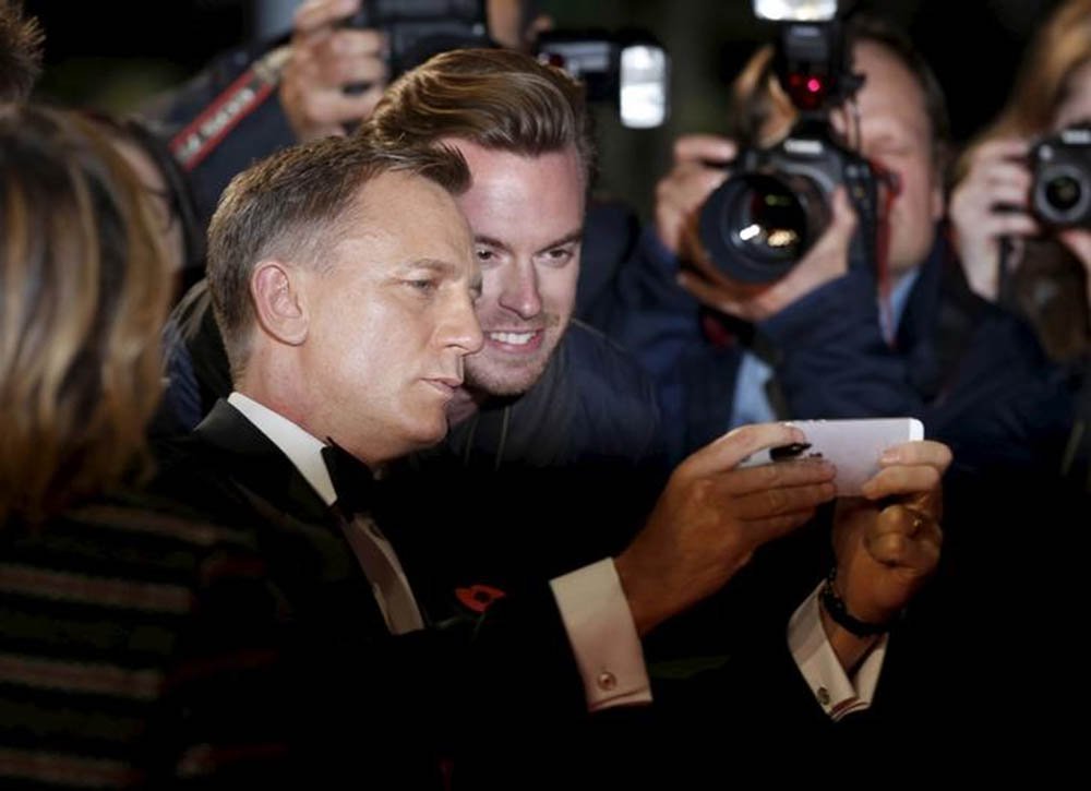 Daniel Craig posa para selfie na pré-estreia do novo filme de James Bond, "007 Contra Spectre", em Londres. 26/10/2015 REUTERS/Luke MacGregor