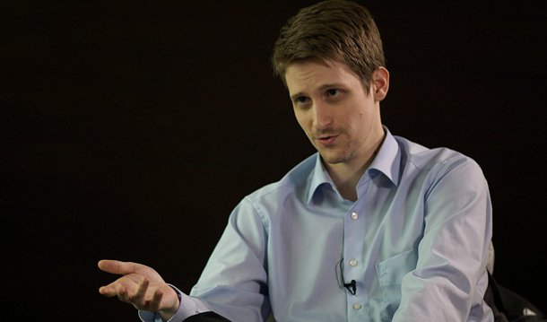  Edward Snowden, ex-agente da Agência Nacional de Segurança dos EUA (NSA), ironizou em sua conta no Twitter as conversas telefônicas entre a presidente Dilma Rousseff e o ex-presidente Lula, que foram liberadas pelo juiz federal Sergio Moro; "Três anos após as manchetes de escuta de @dilmabr, ela ainda está fazendo chamadas não criptografadas", escreveu Snowden