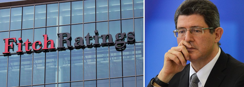 Depois da Standard &amp; Poors, a agência de classificação de risco Fitch acaba de rebaixar a nota da economia brasileira; assim, o Brasil perde o chamado "grau de investimento"; o motivo é a provável demissão do ministro da Fazenda em meio a uma discussão interna do governo sobre a meta de superávit primário; Joaquim Levy defendia 0,7% do PIB, mas a presidente Dilma decidiu por um número de 0,5%, que poderá chegar a zero em 2016; "estou ligeiramente ofuscado", disse Levy; sobre o rebaixamento da nota, Levy afirmou que isso é sério e indica que nem tudo que precisa ser feito "está sendo feito no passo necessário"