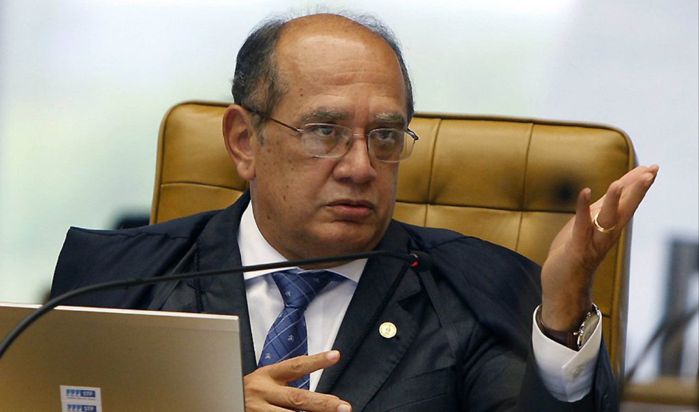 O ministro Gilmar Mendes, do Tribunal Superior Eleitoral (TSE), pediu que o Ministério Público Federal e a Polícia Federal investiguem indícios de irregularidades em relação a duas empresas que prestaram serviços para a campanha de Dilma Rousseff de 2014; segundo informações prestadas pela Secretaria de Fazenda de Minas Gerais, as empresas Door2Door Log Serviços e a DCO Informática Comércio e Serviço tiveram seus cadastros bloqueados de forma suspeita