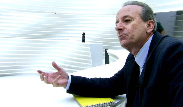 O jornalista Mario Sergio Conti, ex-diretor da revista Veja entre 1991 e 1997, atualmente colunista do jornal Folha de S.Paulo e apresentador da GloboNews, autor da nota que inventou um pai para o filho de Mirian Dutra com FHC, fugiu das perguntas sobre o assunto; entrevistado pelo repórter Pedro Zambarda, Conti se recusou por três vezes a responder perguntas sobre o caso