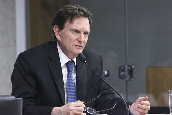Logo após tomar posse neste domingo, o prefeito do Rio, Marcelo Crivella (PRB), reiterou seu compromisso com a política de austeridade econômica, com corte de gastos, e apresentou a proposta de reforçar o caixa da prefeitura com a cobrança de uma taxa de R$ 4 a R$ 5 dos turistas que vierem à 'cidade maravilhosa'; segundo Crivella, a taxa não vai onerar os pacotes turísticos, é uma prática já adotada em vários países, mas será fundamental para reforçar o caixa do município; mas a medida não foi muito bem recebida para especialistas do setor; para o presidente nacional da Associação Brasileira de Agências de Viagem, Edmar Bull, o anúncio "ocorre em um momento inadequado"