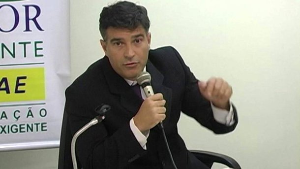 O jornalista Fernando Brito, do Tijolaço, afirma que é "inacreditável a nota dos procuradores do Ministério Público paulista que se insurgem contra a decisão do juiz federal Valter Shuenquer de Araújo, integrante do Conselho Nacional do Ministério Público de suspender, liminarmente, o depoimento que dariam Lula e sua mulher, Mariza Letícia"; ele frisa que o texto é "a negação do mínimo de equilíbrio que deveriam ter aqueles que sequer têm uma ação instaurada contra Lula"