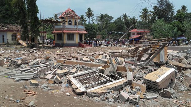 Milhares de indianos juntaram-se na madrugada em um templo hindu de Puttingal Deva, na província de Kerala, no Sul da Índia, para celebrar o festival Vishu, quando o local de lançamento de fogos foi alvo de explosão; o primeiro-ministro indiano, Narendra Modi, considerou a tragédia um "choque muito maior do que as palavras"