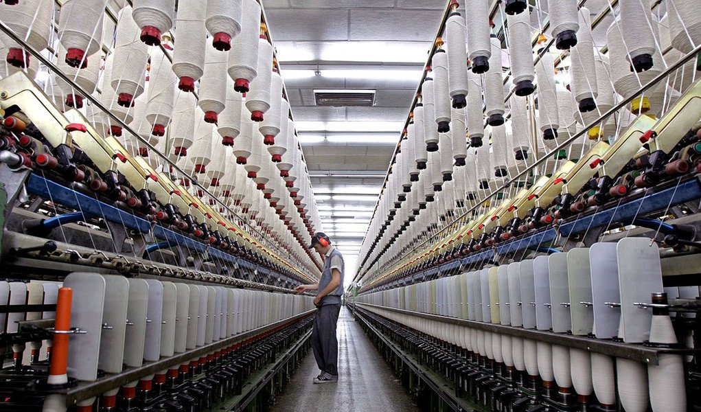 Um efeito direto da crise de dimensão global iniciada em 2008, que estabeleceu novo regime de baixíssimo crescimento econômico no mundo, é a mudança expressiva nos preços relativos de bens e serviços; o mais evidente disso é perceptível na trajetória dos preços das commodities, os bens primários associados aos recursos naturais e intensivos em mão de obra barata
