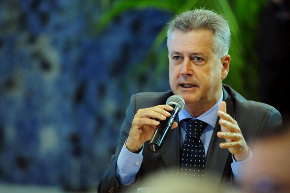 Em entrevista ao 247, o governador do Distrito Federal, Rodrigo Rollemberg, do PSB, fala da difícil situação fiscal que herdou e defende uma reinvenção completa do setor público; "hoje, o Estado vive para ele próprio, e não para a sociedade", diz Rollemberg, lembrando que 80% de suas receitas visam arcar com despesas do funcionalismo; nos próximos dias, ele pretende encerrar diversas greves de servidores e também lançar uma série de parcerias público-privadas; "eu não vou ser o governador do ajuste fiscal, embora ele seja importante", diz Rollemberg; "aqui haverá grandes realizações e muitas entregas já estão acontecendo"; confira a íntegra
