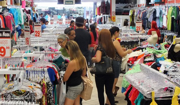Pesquisa realizada pela Confederação Nacional do Comércio de Bens, Serviços e Turismo (CNC) para medir o Índice de Confiança do Empresário do Comércio (Icec), aponta que o indicador alcançou 80,1 pontos em novembro, quedas de 3,4% na variação mensal e de 27,8% na comparação com o mesmo período do ano passado; índice de novembro é o mais baixo registrado desde março de 2011; para 2015, CNC prevê queda de 4% nas vendas do varejo restrito e de 7,1% no varejo ampliado, que inclui os setores de automóveis e materiais de construção