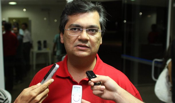 Governador do Maranhão disse esperar "que algum economista depois calcule o prejuízo imposto ao País por essa tentativa de golpe. Que vai fracassar"; "Aos que dizem que impeachment é constitucional porque 'está na Constituição'. Sim, mas somente para crimes provados, pessoalmente cometidos"; Flávio Dino, que é ex-juiz federal, reforça que "não existe impeachment por não gostar do governo ou por pressa em chegar ao poder. Isso que está na Constituição, que deve ser cumprida"; "Isso que defendo: respeito ao calendário de eleições estabelecido na Constituição. A próxima é em 2018", completou