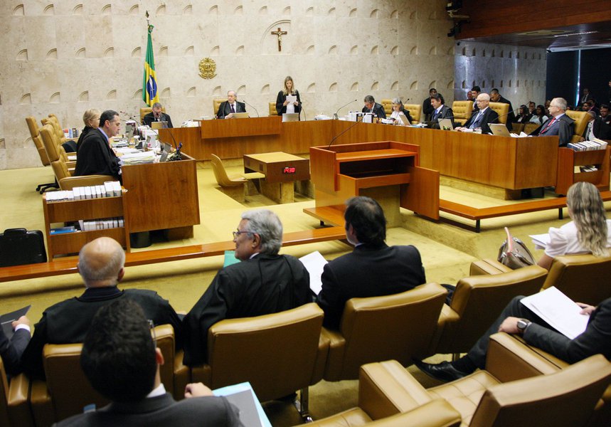 PGR não pode pedir a prisão do presidente da Câmara antes de sentença do Supremo Tribunal Federal, explica o colunista Jorge Bastos Moreno; além disso, só a Câmara pode decretar a cassação e o afastamento do deputado